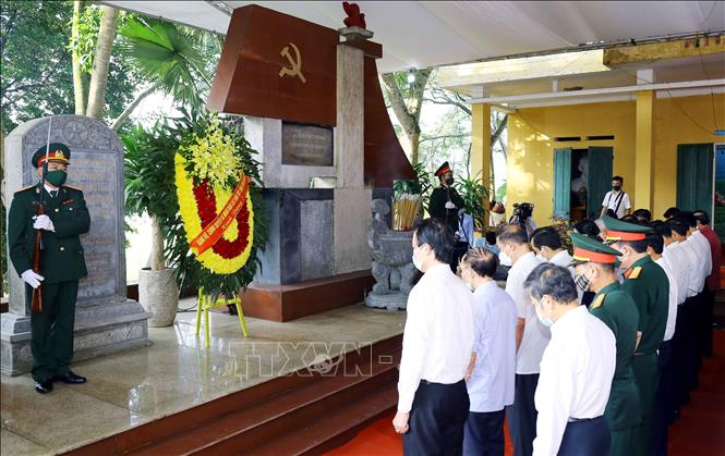 Trong ảnh: Các đại biểu dự Hội thảo dâng hương tại di tích lịch sử nơi ra đời cơ sở Đảng Cộng sản đầu tiên tỉnh Thái Nguyên. Ảnh: Thu Hằng-TTXVN
