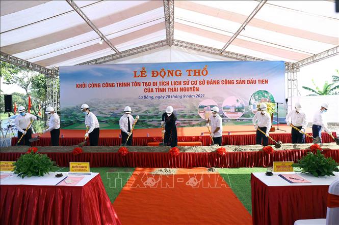 Trong ảnh: Các đại biểu động thổ khởi công công trình tôn tạo di tích lịch sử Cơ sở Đảng Cộng sản đầu tiên của tỉnh Thái Nguyên”. Ảnh: Thu Hằng-TTXVN
