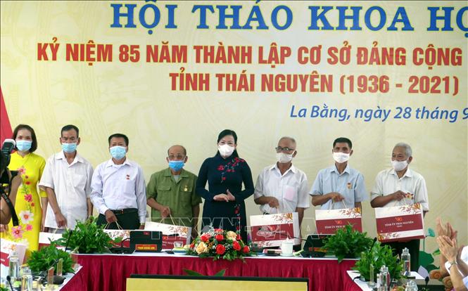 Trong ảnh: Ban tổ chức tặng quà cho thân nhân 4 đảng viên đầu tiên, các gia đình chính sách, Mẹ Việt Nam Anh hùng, Anh hùng Lao động thời kỳ đổi mới, Anh hùng Lực lượng vũ trang nhân dân trên địa bàn. Ảnh: Thu Hằng-TTXVN