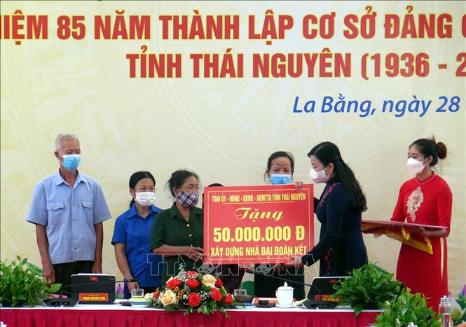 Trong ảnh: Ban tổ chức tặng quà cho thân nhân 4 đảng viên đầu tiên, các gia đình chính sách, Mẹ Việt Nam Anh hùng, Anh hùng Lao động thời kỳ đổi mới, Anh hùng Lực lượng vũ trang nhân dân trên địa bàn. Ảnh: Thu Hằng-TTXVN