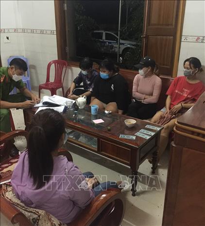 Lực lượng chức năng tiến hành lập biên bản các đối tượng đánh bạc. Ảnh: TTXVN phát