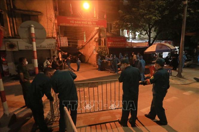 Tromg ảnh: Lực lượng dân quân tự vệ quận Thanh Xuân gỡ bỏ rào chắn tại ngõ 328, 330 đường Nguyễn Trãi. Ảnh: Tuấn Anh - TTXVN
