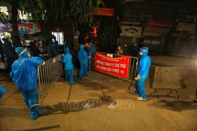 Tromg ảnh: Lực lượng tình nguyện viên gỡ bỏ rào chắn tại ngõ 328, 330 đường Nguyễn Trãi. Ảnh: Tuấn Anh - TTXVN