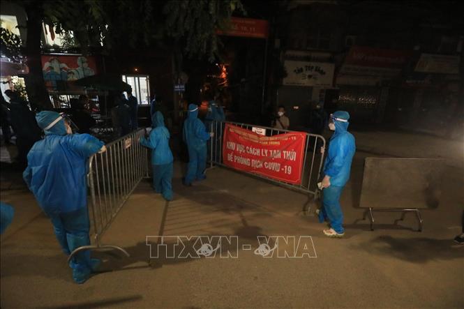 Tromg ảnh: Lực lượng tình nguyện viên gỡ bỏ rào chắn tại ngõ 328, 330 đường Nguyễn Trãi. Ảnh: Tuấn Anh - TTXVN