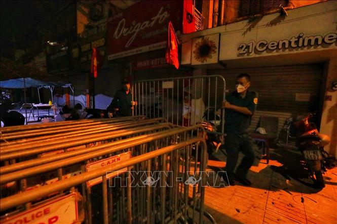 Tromg ảnh: Lực lượng dân quân tự vệ quận Thanh Xuân gỡ bỏ rào chắn tại ngõ 328, 330 đường Nguyễn Trãi. Ảnh: Tuấn Anh - TTXVN