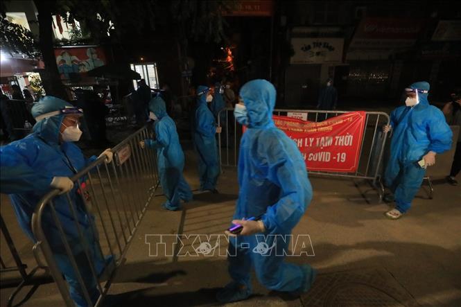 Tromg ảnh: Lực lượng tình nguyện viên gỡ bỏ rào chắn tại ngõ 328, 330 đường Nguyễn Trãi. Ảnh: Tuấn Anh - TTXVN