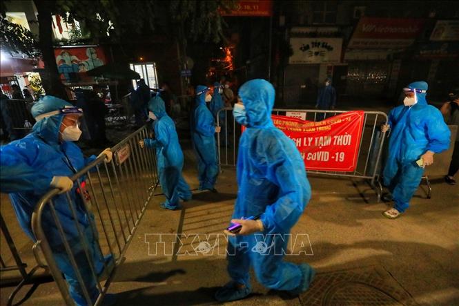 Tromg ảnh: Lực lượng tình nguyện viên gỡ bỏ rào chắn tại ngõ 328, 330 đường Nguyễn Trãi. Ảnh: Tuấn Anh - TTXVN