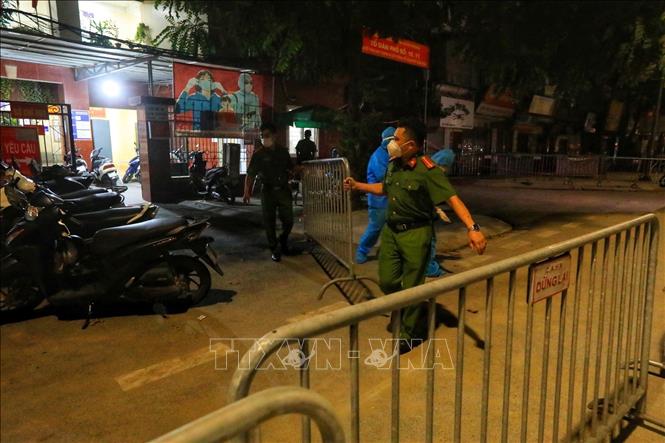 Tromg ảnh: Lực lượng công an quận Thanh Xuân gỡ bỏ rào chắn tại ngõ 328, 330 đường Nguyễn Trãi. Ảnh: Tuấn Anh - TTXVN