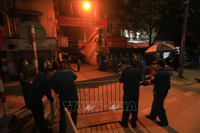 Tromg ảnh: Lực lượng dân quân tự vệ quận Thanh Xuân gỡ bỏ rào chắn tại ngõ 328, 330 đường Nguyễn Trãi. Ảnh: Tuấn Anh - TTXVN