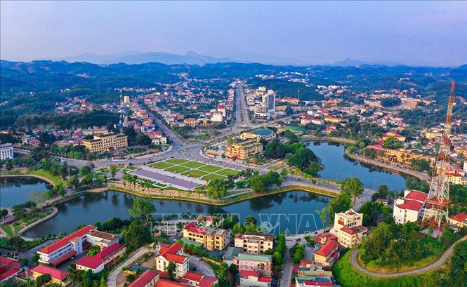 Yên Bái đặc biệt quan tâm quy hoạch đầu tư phát triển mạng lưới giao thông theo hướng hiện đại, đa dạng, trong đó thành phố Yên Bái (ảnh) và thị xã Nghĩa Lộ sẽ được đầu tư trở thành đô thị trọng điểm, tiên phong, đi đầu trong đổi mới sáng tạo, động lực thúc đẩy mạnh công nghiệp hóa, hiện đại hóa, hội nhập và phát triển của cả tỉnh. Ảnh: Tuấn Anh - TTXVN