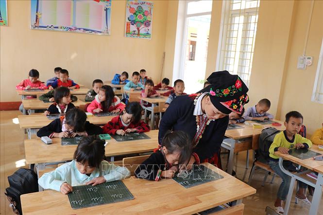 Những năm qua, ngành giáo dục Yên Bái đã có nhiều chủ trương, giải pháp nhằm tăng cường dạy tiếng Việt cho học sinh mầm non, tiểu học. Nhờ đó, tỷ lệ học sinh mầm non ra lớp theo đúng độ tuổi đạt gần 100%. Ảnh: Đức Tưởng-TTXVN