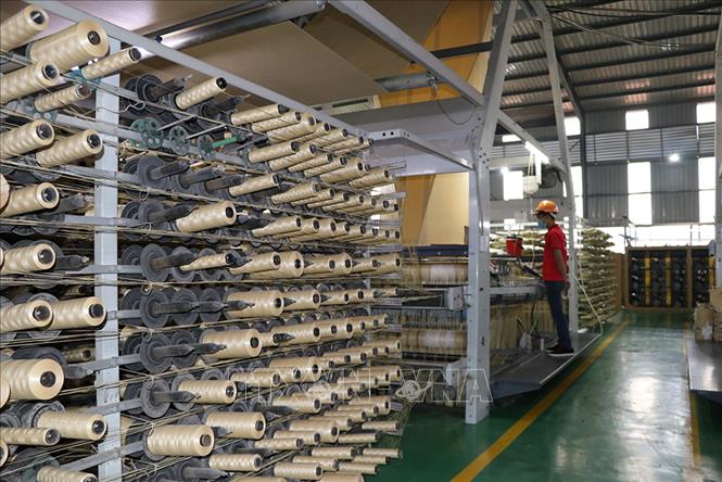 Là tỉnh có nhiều tiềm năng phát triển sản xuất công nghiệp, Yên Bái đã chủ động quy hoạch, xây dựng các khu, cụm công nghiệp, tạo quỹ đất để đẩy mạnh thu hút đầu tư… Trong ảnh: Dây chuyền sản xuất bao bì tại Công ty cổ phần khoáng sản Red Stone, Khu Công nghiệp phía Nam (TP Yên Bái). Ảnh: Việt Dũng - TTXVN
