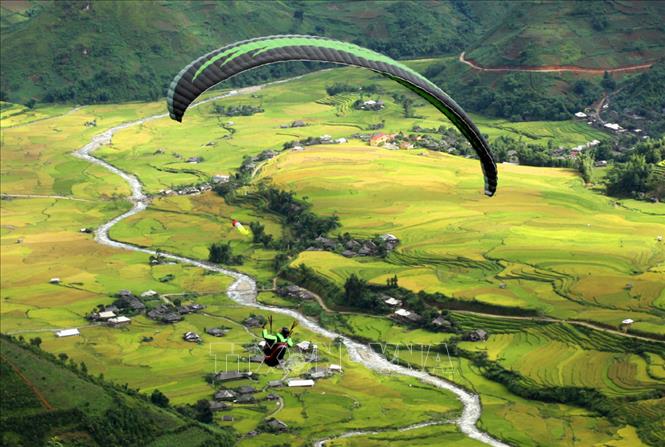 Bước đầu tạo được sản phẩm du lịch đặc trưng, ấn tượng, được bạn bè, du khách muôn phương biết đến như: Dù lượn Mù Cang Chải, Tuần văn hóa du lịch Mường Lò, lễ hội đền Đông Cuông...Trong ảnh: Các phi công dù lượn trình diễn bay trong Festival dù lượn 