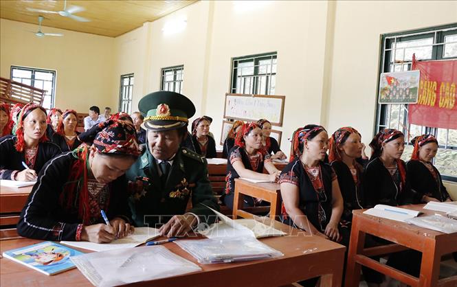 Huyện Lục Yên không ngừng nỗ lực trong việc tuyên truyền, vận động người dân chưa biết chữ tham gia các lớp học xóa mù chữ cho đồng bào nơi đây. Ảnh: Đinh Thùy-TTXVN