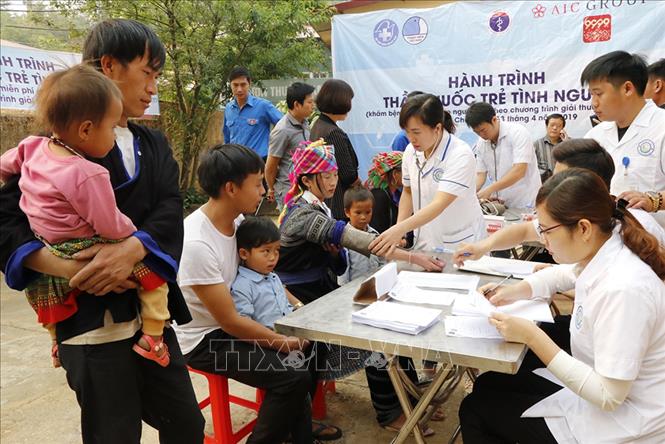 Những năm qua, Yên Bái không ngừng xây dựng và phát triển mạng lưới y tế cơ sở, hướng tới bao phủ chăm sóc sức khỏe toàn dân; các trạm y tế được quan tâm và đầu tư, đáp ứng cơ bản nhu cầu chăm sóc sức khỏe ban đầu cho nhân dân. Trong ảnh: Khám bệnh miễn phí cho người dân xã La Pán Tẩn, huyện Mù Cang Chải. Ảnh: Đinh Thùy-TTXVN