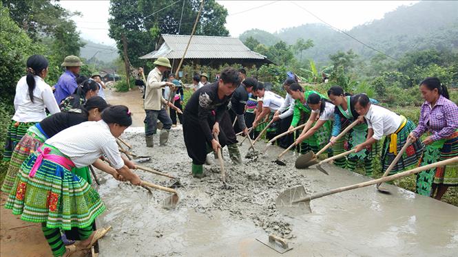 Trấn Yên là huyện đầu tiên của tỉnh Yên Bái và của vùng Tây Bắc được công nhận đạt chuẩn nông thôn mới. Trong ảnh: Người dân xã Hồng Ca, huyện Trấn Yên làm đường giao thông nông thôn, xây dựng nông thôn mới. Ảnh: Đức Tưởng-TTXVN