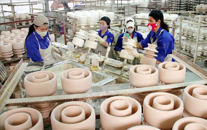Ngành công nghiệp của Yên Bái có bước phát triển khá, đã hình thành và mở rộng thị trường tiêu thụ một số sản phẩm chủ lực, lợi thế của tỉnh, góp phần thúc đẩy nền kinh tế tăng trưởng nhanh và bền vững. Trong ảnh: Sản xuất sứ cách điện tại Công ty Cổ phần Sứ kỹ thuật Hoàng Liên Sơn. Ảnh: Trung Kiên - TTXVN