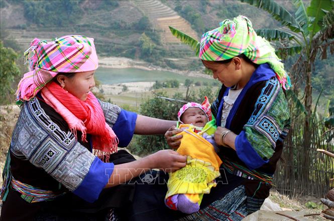 Chương trình đào tạo “Cô đỡ thôn bản” giúp phụ nữ dân tộc thiểu số, vùng sâu vùng xa, nơi có tỷ lệ sinh con tại nhà cao, tiếp cận các dịch vụ chăm sóc sức khỏe bà mẹ - trẻ em, được ngành Y tế tỉnh Yên Bái triển khai có hiệu quả. Ảnh: Dương Ngọc – TTXVN