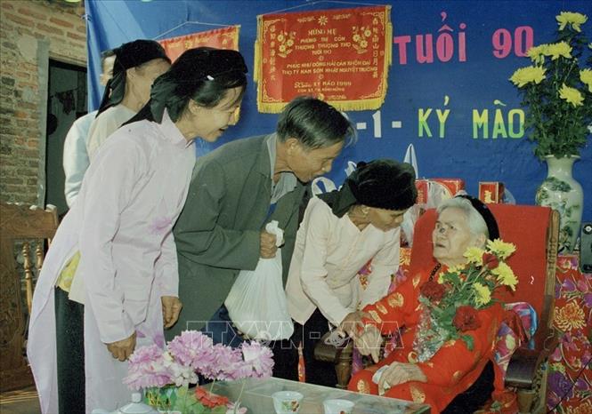 Các tổ chức, đoàn thể tặng quà cho mẹ Phùng Thị Con, mẹ liệt sĩ ở thôn Mỵ Điền (Việt Yên - Bắc Giang) nhân mẹ tròn 90 tuổi (1999). Ảnh: Đỗ Hảo - TTXVN