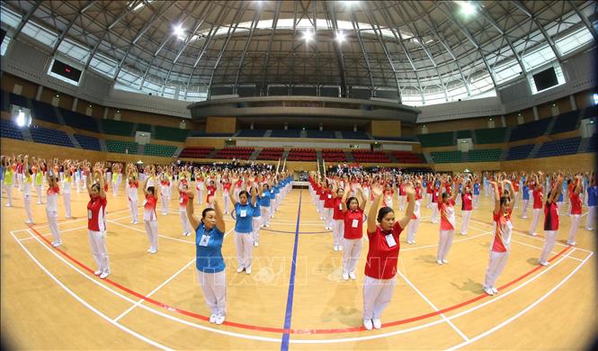 Vận động viên đồng diễn thể dục dưỡng sinh tại lễ khai mạc Giải cúp các câu lạc bộ thể dục dưỡng sinh toàn quốc năm 2019 tại Đà Nẵng. Ảnh: Trần Lê Lâm – TTXVN
