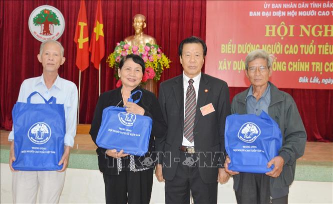 Trung ương Hội Người cao tuổi Việt Nam tặng quà cho người cao tuổi bệnh tật, có hoàn cảnh khó khăn tỉnh Đắk Lắk. Ảnh: Hoài Thu – TTXVN.