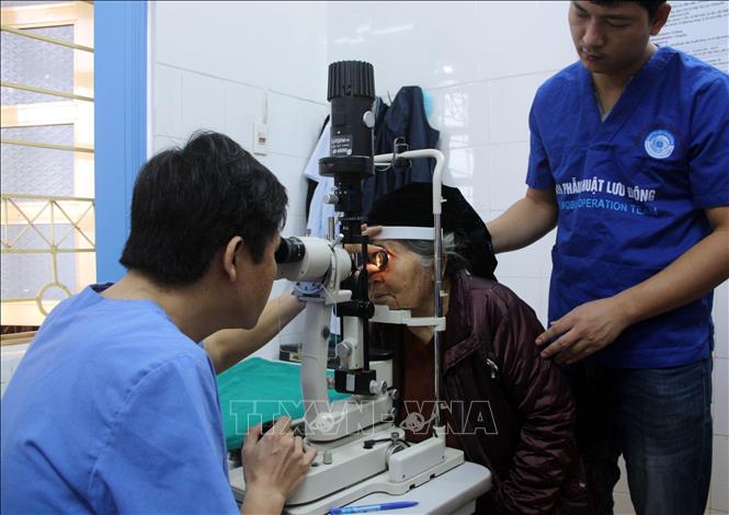 Các bác sỹ khám sàng lọc về mắt cho bệnh nhân trong Chương trình phẫu thuật nhân đạo thay thủy tinh thể miễn phí cho 500 người cao tuổi có hoàn cảnh khó khăn trên địa bàn tỉnh Tuyên Quang (2019). Ảnh: Quang Cường - TTXVN