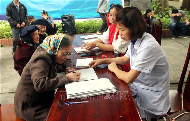 Bệnh viện Đa khoa tỉnh Tuyên Quang phối hợp với bệnh viện Mắt Trung ương, Hội Chữ thập đỏ tỉnh Tuyên Quang và Quỹ Thiện Tâm - Tập đoàn Vingroup tổ chức Chương trình phẫu thuật nhân đạo thay thủy tinh thể miễn phí cho 500 người cao tuổi có hoàn cảnh khó khăn trên địa bàn tỉnh. Ảnh: Quang Cường - TTXVN