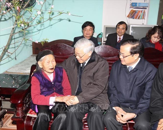 Tổng Bí thư Nguyễn Phú Trọng chúc Tết và tặng quà cụ Kiều Thị Xe, thôn Hương Lam, xã Đại Đồng, huyện Thạch Thất, Hà Nội (2013). Ảnh: Trí Dũng – TTXVN