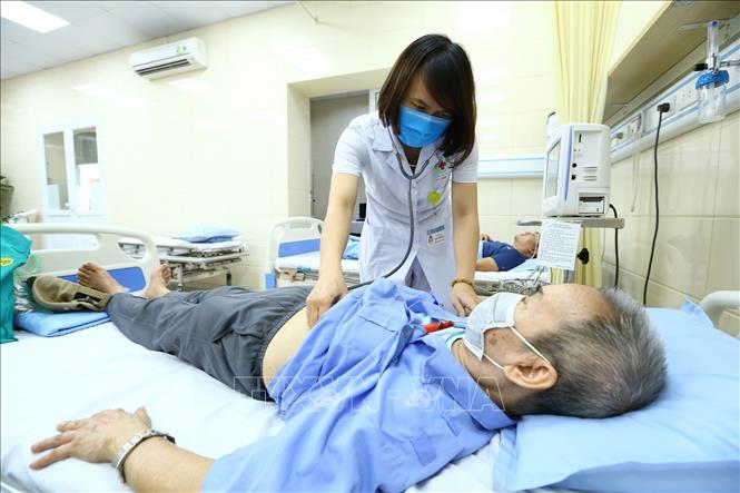 Bác sĩ bệnh viện Việt Nam - Cuba khám, chăm sóc người cao tuổi bị ảnh hưởng bởi hiện tượng thời tiết nắng nóng kéo dài, nhiệt độ tăng cao bất thường. Ảnh: Minh Quyết – TTXVN
