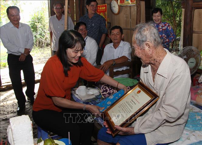 Phó Chủ tịch UBND tỉnh Hậu Giang Hồ Thu Ánh tặng quà và thiếp mừng thọ 100 tuổi tới cụ Nguyễn Văn Y (ấp 6, xã Vị Tân). Ảnh: Hồng Thái - TTXVN