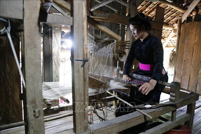 Trong ảnh: Hầu hết phụ nữ Tày ở xã Thượng Nông đều biết dệt vải. Ảnh: Nam Sương - TTXVN