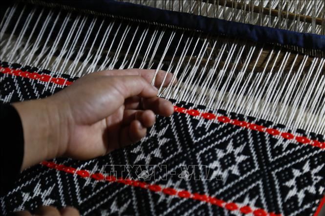 Trong ảnh: Sản phẩm thổ cẩm của người Tày dùng để may quần áo, chăn màn phục vụ đời sống hàng ngày. Ảnh: Nam Sương - TTXVN