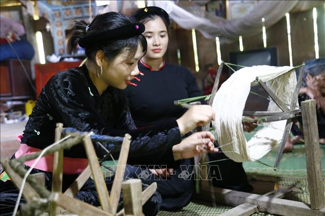 Trong ảnh: Phụ nữ Tày biết dệt vải, may quần áo từ khi mới 13-14 tuổi. Ảnh: Nam Sương - TTXVN

