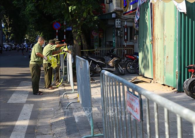 Trong ảnh: Lực lượng chức năng lập rào chắn tại phố Phủ Doãn, trước cổng vào Bệnh viện Việt Đức. Ảnh: Hoàng Hiếu - TTXVN 