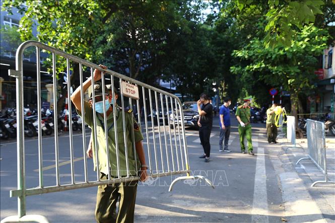 Trong ảnh: Lực lượng chức năng lập rào chắn tại phố Phủ Doãn, trước cổng vào Bệnh viện Việt Đức. Ảnh: Hoàng Hiếu - TTXVN 