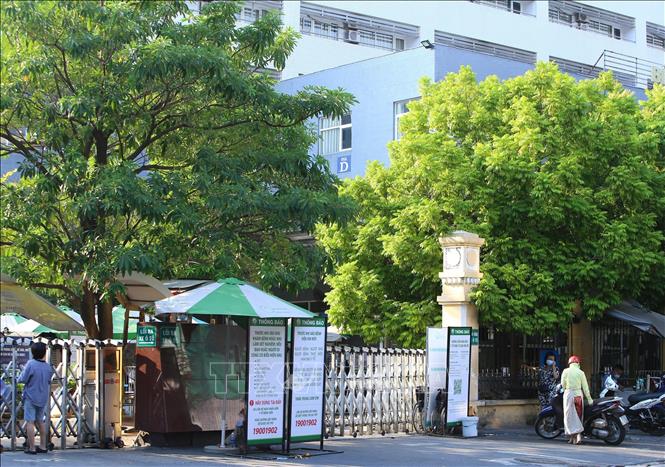 Trong ảnh: Toà nhà D, Bệnh viện Việt Đức bị phong tỏa tạm thời. Ảnh: Hoàng Hiếu - TTXVN 