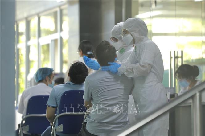 Trong ảnh: Nhân viên y tế lấy mẫu cho người nhà, bệnh nhân, nhân viên Y tế trong tòa nhà D Bệnh viện Việt Đức. Ảnh: Minh Quyết - TTXVN