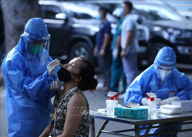 Trong ảnh: Nhân viên y tế phường Hàng Trống(Hoàn Kiếm) lấy mẫu xét nghiệm cho người dân  khu vực lân cận Bệnh viện Việt - Đức. Ảnh: Hoàng Hiếu - TTXVN 