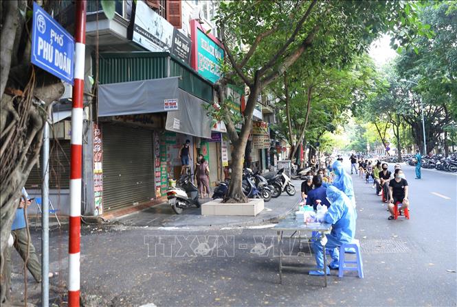 Một trong hai điểm lấy mẫu xét nghiệm sàng lọc COVID-19 cho người dân trên phố Phủ Doãn, trước cổng Bệnh viện Việt Đức, chiều 30/9. Ảnh: Hoàng Hiếu - TTXVN 