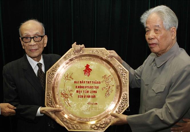 Nguyên Tổng Bí thư Đỗ Mười chúc mừng sinh nhật lần thứ 95 của GS Vũ Khiêu (17/9/2010). Ảnh: Nhật Anh-TTXVN