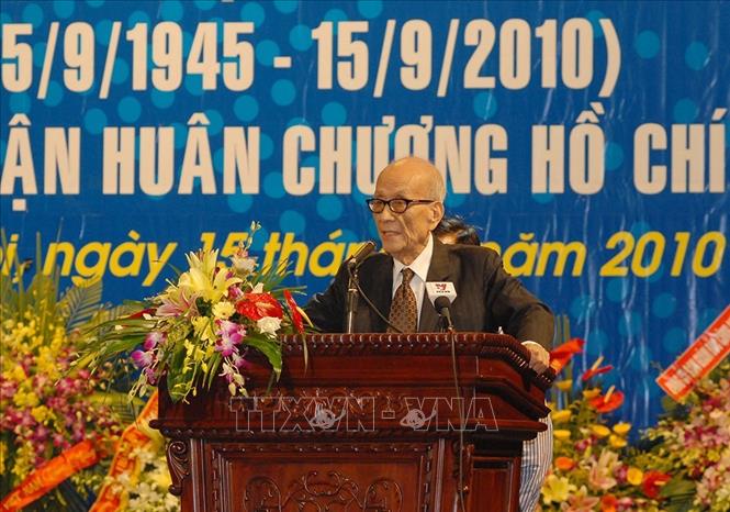 Giáo sư Vũ Khiêu phát biểu tại Lễ kỷ niệm 65 năm ngày thành lập Thông tấn xã Việt Nam (15/9/1945 - 15/9/2010) và đón nhận Huân chương Hồ Chí Minh (lần 2), ngày 15/9/2010. Ảnh: Doãn Tấn - TTXVN  