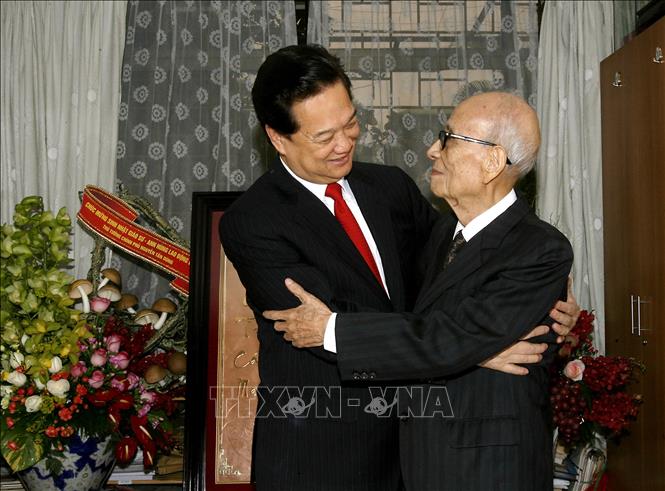 Ngày 12/9/2010, tại Hà Nội, Thủ tướng Nguyễn Tấn Dũng đến thăm và chúc mừng sinh nhật lần thứ 95 của Giáo sư Vũ Khiêu. Ảnh: Thái Bình - TTXVN
