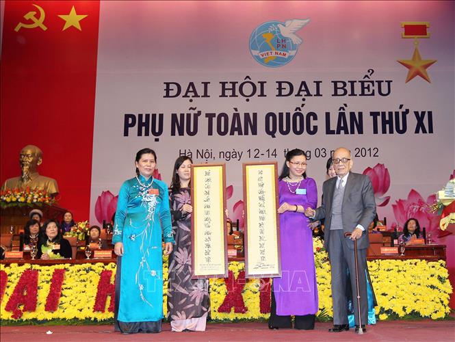 Giáo sư Vũ Khiêu tặng câu đối cho Đại hội đại biểu Phụ nữ toàn quốc lần thứ XI (Hà Nội, ngày 14/3/2012). Ảnh: Phương Hoa-TTXVN