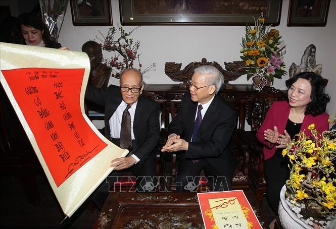 Nhân dịp Tết Nguyên đán Ất Mùi 2015, sáng 16/2/2015, tại Hà Nội, Tổng Bí thư Nguyễn Phú Trọng đến thăm, chúc Tết Giáo sư Vũ Khiêu. Trong ảnh: Giáo sư Vũ Khiêu tặng Tổng Bí thư Nguyễn Phú Trọng câu đối Tết. Ảnh: Trí Dũng - TTXVN