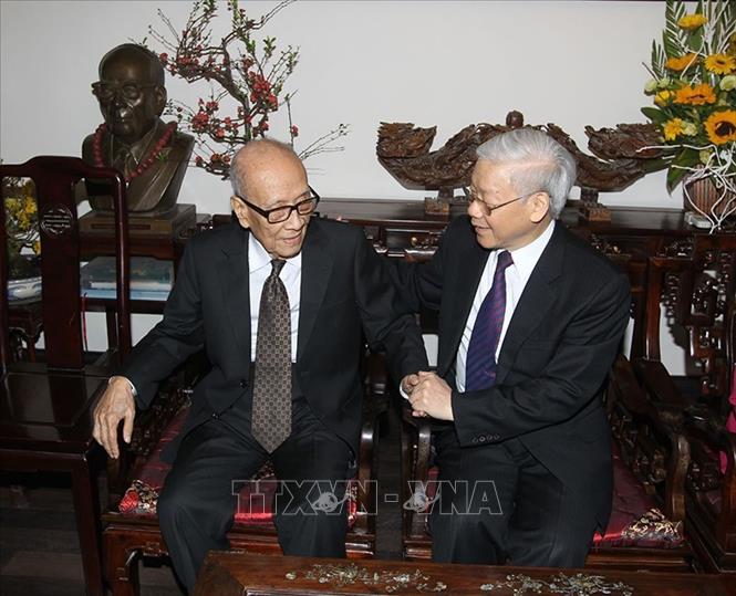 Nhân dịp Tết Nguyên đán Ất Mùi 2015, sáng 16/2/2015, tại Hà Nội, Tổng Bí thư Nguyễn Phú Trọng đến thăm, chúc Tết Giáo sư Vũ Khiêu. Ảnh: Trí Dũng - TTXVN