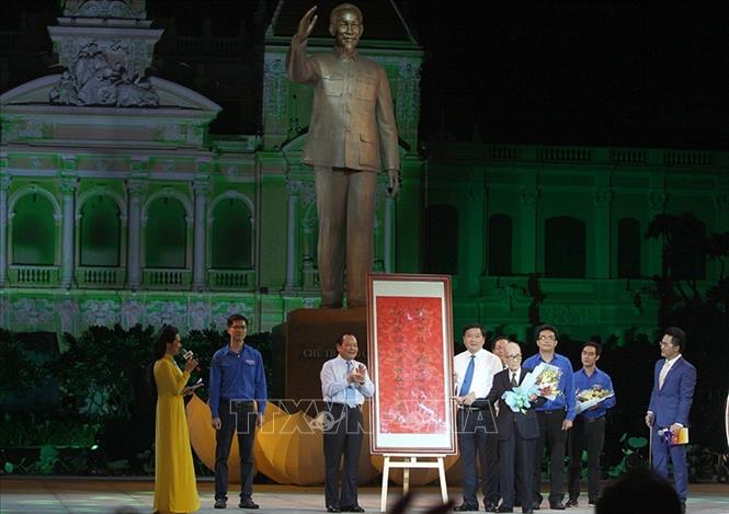Giáo sư Vũ Khiêu tặng TP Hồ Chí Minh câu đối về Chủ tịch Hồ Chí Minh, tại khuôn viên Tượng đài Bác Hồ trên phố đi bộ Nguyễn Huệ, tối 2/7/2016. Ảnh: Phương Vy-TTXVN