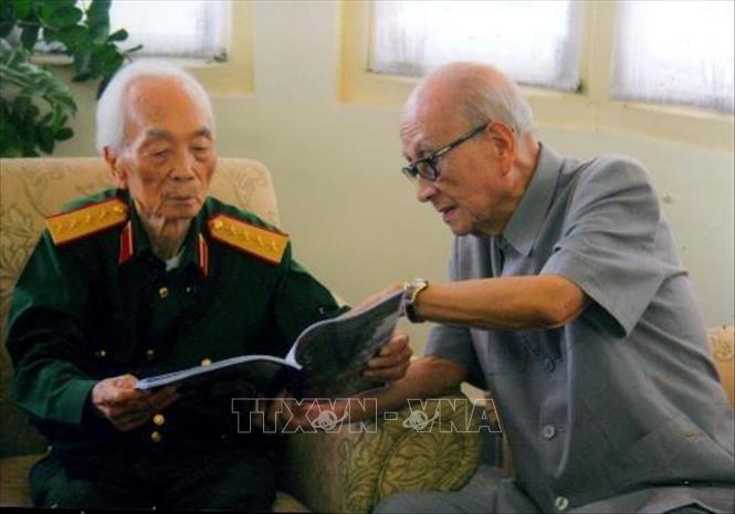 GS Vũ Khiêu với Đại tướng Võ Nguyên Giáp. Ảnh: TTXVN phát