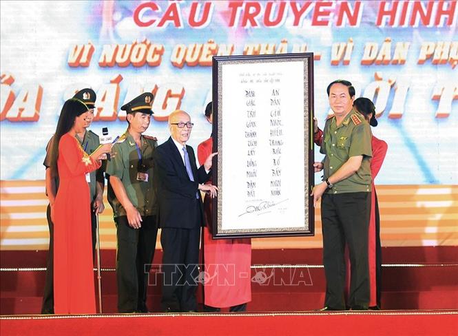 Giáo sư Vũ Khiêu tặng câu đối chúc mừng Bộ Công an nhân 70 năm Ngày truyền thống, tối 8/8/2015, tại Quảng trường Ba Đình (Hà Nội). Ảnh: Doãn Tấn - TTXVN