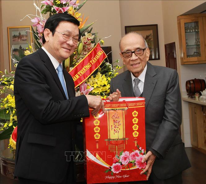 Ngày 14/1/2012, tại Hà Nội,  nhân dịp Tết Nhâm Thìn, Chủ tịch nước Trương Tấn Sang đến thăm , chúc Tết và tặng quà Anh hùng Lao động, Giáo sư Vũ Khiêu. Ảnh: Nguyễn Khang - TTXVN