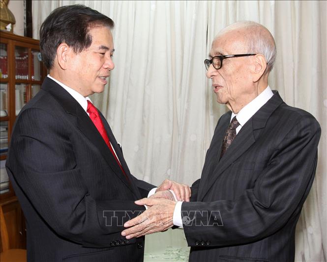 Ngày 17/9/2010, tại Hà Nội, Chủ tịch nước  Nguyễn Minh Triết đến thăm và chúc mừng sinh nhật lần thứ 95 của Giáo sư Vũ Khiêu (19/9/1916-19/9/2010). Ảnh: Thái Bình - TTXVN